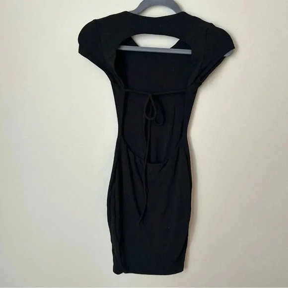 Akira Women’s Black Bodycon Back Cutout Short Sleeve Mini Dress Size Small - Picture 3 of 5